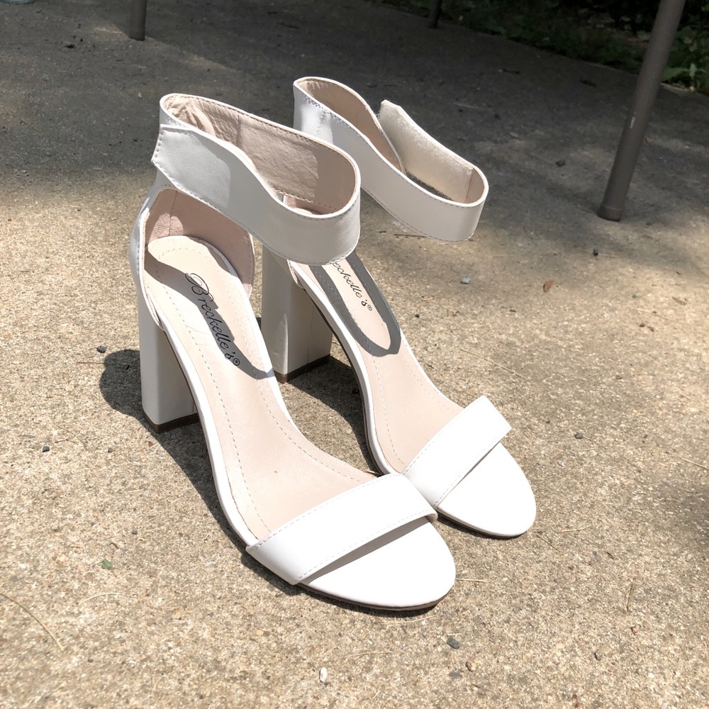Women’s Breckelle’s white block heel size 7